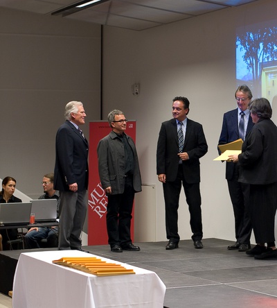 Projekt: MUSIKPROBELOKAL, SCHÜTZENHEIM UND VERANSTALTUNGSPLATZ, Natters (Tirol); Bauherrin: Gemeinde Natters (Bgm. Alois Falschlunger); Architekten: Gsottbauer.architektur.werkstatt – Arch. DI Manfred Gsottbauer, Innsbruck – Den Preis nahm Bgm. Alois Falschlunger für die Gemeinde Natters entgegen, eine Urkunde erhielt auch der Architekt Manfred Gsottbauer.