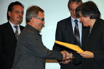 Projekt: MUSIKPROBELOKAL, SCHÜTZENHEIM UND VERANSTALTUNGSPLATZ, Natters (Tirol); Bauherrin: Gemeinde Natters (Bgm. Alois Falschlunger); Architekten: Gsottbauer.architektur.werkstatt – Arch. DI Manfred Gsottbauer, Innsbruck – Den Preis nahm Bgm. Alois Falschlunger für die Gemeinde Natters entgegen, eine Urkunde erhielt auch der Architekt Manfred Gsottbauer. – © Foto: Andreas Seyringer Projekt: MUSIKPROBELOKAL, SCHÜTZENHEIM UND VERANSTALTUNGSPLATZ, Natters (Tirol); Bauherrin: Gemeinde Natters (Bgm. Alois Falschlunger); Architekten: Gsottbauer.architektur.werkstatt – Arch. DI Manfred Gsottbauer, Innsbruck – Den Preis nahm Bgm. Alois Falschlunger für die Gemeinde Natters entgegen, eine Urkunde erhielt auch der Architekt Manfred Gsottbauer.