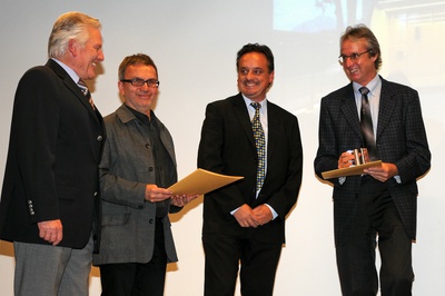 Projekt: MUSIKPROBELOKAL, SCHÜTZENHEIM UND VERANSTALTUNGSPLATZ, Natters (Tirol); Bauherrin: Gemeinde Natters (Bgm. Alois Falschlunger); Architekten: Gsottbauer.architektur.werkstatt – Arch. DI Manfred Gsottbauer, Innsbruck – Den Preis nahm Bgm. Alois Falschlunger für die Gemeinde Natters entgegen, eine Urkunde erhielt auch der Architekt Manfred Gsottbauer. – © Foto: Andreas Seyringer Projekt: MUSIKPROBELOKAL, SCHÜTZENHEIM UND VERANSTALTUNGSPLATZ, Natters (Tirol); Bauherrin: Gemeinde Natters (Bgm. Alois Falschlunger); Architekten: Gsottbauer.architektur.werkstatt – Arch. DI Manfred Gsottbauer, Innsbruck – Den Preis nahm Bgm. Alois Falschlunger für die Gemeinde Natters entgegen, eine Urkunde erhielt auch der Architekt Manfred Gsottbauer.