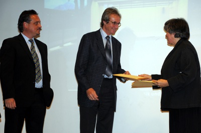 Projekt: MUSIKPROBELOKAL, SCHÜTZENHEIM UND VERANSTALTUNGSPLATZ, Natters (Tirol); Bauherrin: Gemeinde Natters (Bgm. Alois Falschlunger); Architekten: Gsottbauer.architektur.werkstatt – Arch. DI Manfred Gsottbauer, Innsbruck – Den Preis nahm Bgm. Alois Falschlunger für die Gemeinde Natters entgegen, eine Urkunde erhielt auch der Architekt Manfred Gsottbauer. – © Foto: Andreas Seyringer Projekt: MUSIKPROBELOKAL, SCHÜTZENHEIM UND VERANSTALTUNGSPLATZ, Natters (Tirol); Bauherrin: Gemeinde Natters (Bgm. Alois Falschlunger); Architekten: Gsottbauer.architektur.werkstatt – Arch. DI Manfred Gsottbauer, Innsbruck – Den Preis nahm Bgm. Alois Falschlunger für die Gemeinde Natters entgegen, eine Urkunde erhielt auch der Architekt Manfred Gsottbauer.