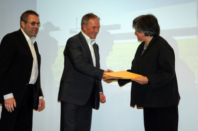 Projekt: Neubau KISKA GmbH, Anif (Salzburg); Bauherrin: KISKA GmbH / Cross Immobilien GmbH; Architektur: Planungsgemeinschaft Hofbauer:Architect ZT GmbH + Frohring*Ablinger Architekten, Wels – Den Preis nahmen Mag. Gerald Kiska und DI Stefan Pierer für KISKA und Cross Immobilien entgegen, eine Urkunde erhielten auch die Architekten Erwin Hofbauer und Wolfgang Frohring.