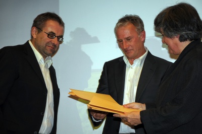 Projekt: Neubau KISKA GmbH, Anif (Salzburg); Bauherrin: KISKA GmbH / Cross Immobilien GmbH; Architektur: Planungsgemeinschaft Hofbauer:Architect ZT GmbH + Frohring*Ablinger Architekten, Wels – Den Preis nahmen Mag. Gerald Kiska und DI Stefan Pierer für KISKA und Cross Immobilien entgegen, eine Urkunde erhielten auch die Architekten Erwin Hofbauer und Wolfgang Frohring. – © Foto: Andreas Seyringer Projekt: Neubau KISKA GmbH, Anif (Salzburg); Bauherrin: KISKA GmbH / Cross Immobilien GmbH; Architektur: Planungsgemeinschaft Hofbauer:Architect ZT GmbH + Frohring*Ablinger Architekten, Wels – Den Preis nahmen Mag. Gerald Kiska und DI Stefan Pierer für KISKA und Cross Immobilien entgegen, eine Urkunde erhielten auch die Architekten Erwin Hofbauer und Wolfgang Frohring.