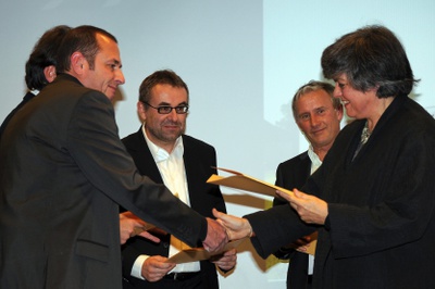 Projekt: Neubau KISKA GmbH, Anif (Salzburg); Bauherrin: KISKA GmbH / Cross Immobilien GmbH; Architektur: Planungsgemeinschaft Hofbauer:Architect ZT GmbH + Frohring*Ablinger Architekten, Wels – Den Preis nahmen Mag. Gerald Kiska und DI Stefan Pierer für KISKA und Cross Immobilien entgegen, eine Urkunde erhielten auch die Architekten Erwin Hofbauer und Wolfgang Frohring.