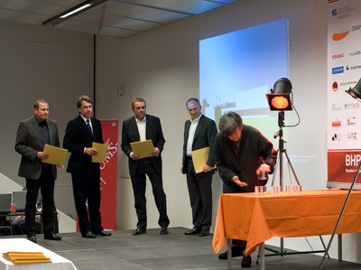 Projekt: Neubau KISKA GmbH, Anif (Salzburg); Bauherrin: KISKA GmbH / Cross Immobilien GmbH; Architektur: Planungsgemeinschaft Hofbauer:Architect ZT GmbH + Frohring*Ablinger Architekten, Wels – Den Preis nahmen Mag. Gerald Kiska und DI Stefan Pierer für KISKA und Cross Immobilien entgegen, eine Urkunde erhielten auch die Architekten Erwin Hofbauer und Wolfgang Frohring. – © Foto: Simon Bauer Projekt: Neubau KISKA GmbH, Anif (Salzburg); Bauherrin: KISKA GmbH / Cross Immobilien GmbH; Architektur: Planungsgemeinschaft Hofbauer:Architect ZT GmbH + Frohring*Ablinger Architekten, Wels – Den Preis nahmen Mag. Gerald Kiska und DI Stefan Pierer für KISKA und Cross Immobilien entgegen, eine Urkunde erhielten auch die Architekten Erwin Hofbauer und Wolfgang Frohring.