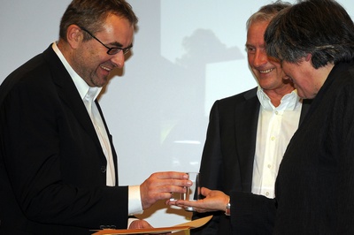 Projekt: Neubau KISKA GmbH, Anif (Salzburg); Bauherrin: KISKA GmbH / Cross Immobilien GmbH; Architektur: Planungsgemeinschaft Hofbauer:Architect ZT GmbH + Frohring*Ablinger Architekten, Wels – Den Preis nahmen Mag. Gerald Kiska und DI Stefan Pierer für KISKA und Cross Immobilien entgegen, eine Urkunde erhielten auch die Architekten Erwin Hofbauer und Wolfgang Frohring.