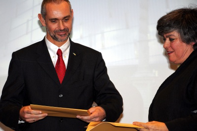 Projekt: RONDO HOME & BUSINESS, Graz (Steiermark); Bauherrin: ÖWGes – Gemeinnützige Wohnbau-GmbH, Graz (GF Gerhard Königsberger, GF Mag. Christian Krainer); Architekten: DI Markus Pernthaler Architekt ZT GmbH, Graz – Den Preis nahmen GF Gerhard Königsberger und GF Mag. Christian Krainer für die ÖWGes entgegen, eine Urkunde erhielt auch der Architekt Markus Pernthaler.