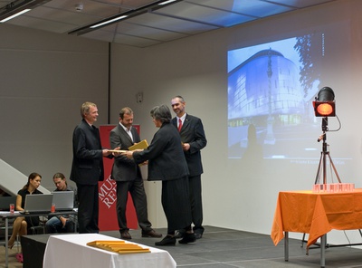 Projekt: RONDO HOME & BUSINESS, Graz (Steiermark); Bauherrin: ÖWGes – Gemeinnützige Wohnbau-GmbH, Graz (GF Gerhard Königsberger, GF Mag. Christian Krainer); Architekten: DI Markus Pernthaler Architekt ZT GmbH, Graz – Den Preis nahmen GF Gerhard Königsberger und GF Mag. Christian Krainer für die ÖWGes entgegen, eine Urkunde erhielt auch der Architekt Markus Pernthaler.