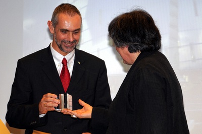 Projekt: RONDO HOME & BUSINESS, Graz (Steiermark); Bauherrin: ÖWGes – Gemeinnützige Wohnbau-GmbH, Graz (GF Gerhard Königsberger, GF Mag. Christian Krainer); Architekten: DI Markus Pernthaler Architekt ZT GmbH, Graz – Den Preis nahmen GF Gerhard Königsberger und GF Mag. Christian Krainer für die ÖWGes entgegen, eine Urkunde erhielt auch der Architekt Markus Pernthaler.