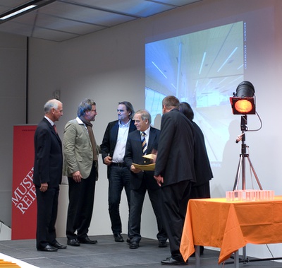 Projekt: SPORTHALLE, Wattens (Tirol); Bauherrin: Marktgemeinde Wattens (Bgm. KR Franz Troppmair); Architekten: Arge Obermoser – Schnizer, Innsbruck – Den Preis nahm Bgm. KR Franz Troppmair für die Marktgemeinde Wattens entgegen, eine Urkunde erhielten auch die Architekten Johann Obermoser und Thomas Schnizer.