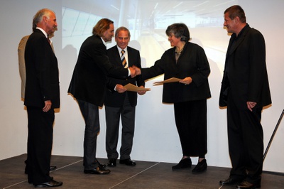 Projekt: SPORTHALLE, Wattens (Tirol); Bauherrin: Marktgemeinde Wattens (Bgm. KR Franz Troppmair); Architekten: Arge Obermoser – Schnizer, Innsbruck – Den Preis nahm Bgm. KR Franz Troppmair für die Marktgemeinde Wattens entgegen, eine Urkunde erhielten auch die Architekten Johann Obermoser und Thomas Schnizer.