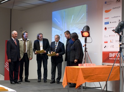 Projekt: SPORTHALLE, Wattens (Tirol); Bauherrin: Marktgemeinde Wattens (Bgm. KR Franz Troppmair); Architekten: Arge Obermoser – Schnizer, Innsbruck – Den Preis nahm Bgm. KR Franz Troppmair für die Marktgemeinde Wattens entgegen, eine Urkunde erhielten auch die Architekten Johann Obermoser und Thomas Schnizer.