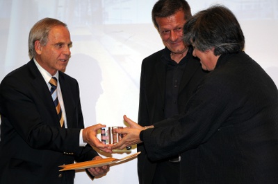 Projekt: SPORTHALLE, Wattens (Tirol); Bauherrin: Marktgemeinde Wattens (Bgm. KR Franz Troppmair); Architekten: Arge Obermoser – Schnizer, Innsbruck – Den Preis nahm Bgm. KR Franz Troppmair für die Marktgemeinde Wattens entgegen, eine Urkunde erhielten auch die Architekten Johann Obermoser und Thomas Schnizer.