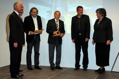 Projekt: SPORTHALLE, Wattens (Tirol); Bauherrin: Marktgemeinde Wattens (Bgm. KR Franz Troppmair); Architekten: Arge Obermoser – Schnizer, Innsbruck – Den Preis nahm Bgm. KR Franz Troppmair für die Marktgemeinde Wattens entgegen, eine Urkunde erhielten auch die Architekten Johann Obermoser und Thomas Schnizer.