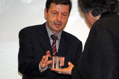 Projekt: UNIVERSITÄT MOZARTEUM, NEUBAU UND GENERALSANIERUNG, Salzburg; Bauherrin: BIG Bundesimmobiliengesellschaft mbH; Architektur: Robert Rechenauer Architekt BDA, München – Den Preis nahm DI Karl Dürhammer für die BIG entgegen, eine Urkunde erhielt auch Architekt Robert Rechenauer.