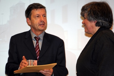 Projekt: UNIVERSITÄT MOZARTEUM, NEUBAU UND GENERALSANIERUNG, Salzburg; Bauherrin: BIG Bundesimmobiliengesellschaft mbH; Architektur: Robert Rechenauer Architekt BDA, München – Den Preis nahm DI Karl Dürhammer für die BIG entgegen, eine Urkunde erhielt auch Architekt Robert Rechenauer.