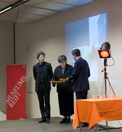 Projekt: UNIVERSITÄT MOZARTEUM, NEUBAU UND GENERALSANIERUNG, Salzburg; Bauherrin: BIG Bundesimmobiliengesellschaft mbH; Architektur: Robert Rechenauer Architekt BDA, München – Den Preis nahm DI Karl Dürhammer für die BIG entgegen, eine Urkunde erhielt auch Architekt Robert Rechenauer. – © Foto: Simon Bauer Projekt: UNIVERSITÄT MOZARTEUM, NEUBAU UND GENERALSANIERUNG, Salzburg; Bauherrin: BIG Bundesimmobiliengesellschaft mbH; Architektur: Robert Rechenauer Architekt BDA, München – Den Preis nahm DI Karl Dürhammer für die BIG entgegen, eine Urkunde erhielt auch Architekt Robert Rechenauer.