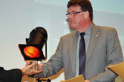 Projekt: WEINLANDBAD, Mistelbach (Niederösterreich); Bauherrin: Stadt Mistelbach (Bgm. Ing. Christian Resch, Baudirektor Ing. Helmut Bruckner); Architektur: RUNSER / PRANTL Architekten, Wien – Den Preis nahmen Bgm Ing. Christian Resch und Baudir. Ing. Helmut Bruckner für die Stadt Mistelbach entgegen, eine Urkunde erhielten auch die ArchitektInnen Alexander Runser und Christa Prantl.