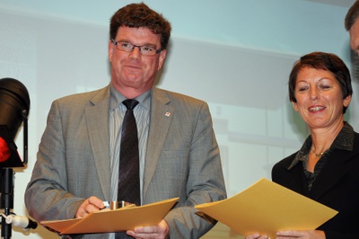 Projekt: WEINLANDBAD, Mistelbach (Niederösterreich); Bauherrin: Stadt Mistelbach (Bgm. Ing. Christian Resch, Baudirektor Ing. Helmut Bruckner); Architektur: RUNSER / PRANTL Architekten, Wien – Den Preis nahmen Bgm Ing. Christian Resch und Baudir. Ing. Helmut Bruckner für die Stadt Mistelbach entgegen, eine Urkunde erhielten auch die ArchitektInnen Alexander Runser und Christa Prantl.