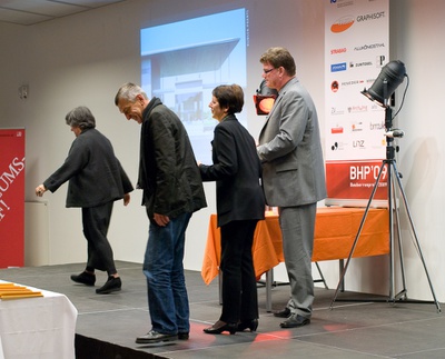 Projekt: WEINLANDBAD, Mistelbach (Niederösterreich); Bauherrin: Stadt Mistelbach (Bgm. Ing. Christian Resch, Baudirektor Ing. Helmut Bruckner); Architektur: RUNSER / PRANTL Architekten, Wien – Den Preis nahmen Bgm Ing. Christian Resch und Baudir. Ing. Helmut Bruckner für die Stadt Mistelbach entgegen, eine Urkunde erhielten auch die ArchitektInnen Alexander Runser und Christa Prantl.