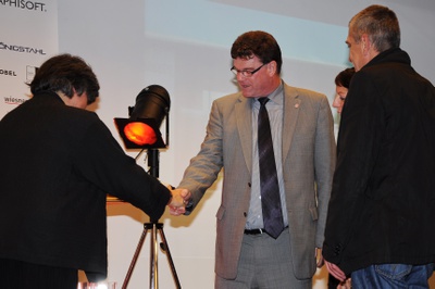 Projekt: WEINLANDBAD, Mistelbach (Niederösterreich); Bauherrin: Stadt Mistelbach (Bgm. Ing. Christian Resch, Baudirektor Ing. Helmut Bruckner); Architektur: RUNSER / PRANTL Architekten, Wien – Den Preis nahmen Bgm Ing. Christian Resch und Baudir. Ing. Helmut Bruckner für die Stadt Mistelbach entgegen, eine Urkunde erhielten auch die ArchitektInnen Alexander Runser und Christa Prantl.