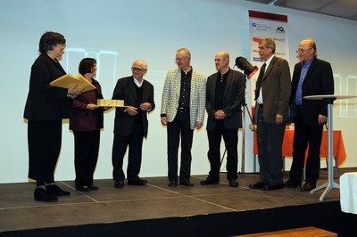 Maria Auböck, Vizepräsidentin der ZV Österreich und Christa Lepschi, Präsidentin der ZV Oberösterreich überreichen den Sonderpreis an Walter Werschnig, Roland Forster, Oskar Weiss und Kurt Ziegler. – © Foto: Andreas Seyringer Maria Auböck, Vizepräsidentin der ZV Österreich und Christa Lepschi, Präsidentin der ZV Oberösterreich überreichen den Sonderpreis an Walter Werschnig, Roland Forster, Oskar Weiss und Kurt Ziegler.