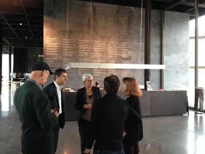 Bauherrenpreis 2014 – Die Juryreise – Die Jury im Werkraum Bregenzerwald, im Gespräch mit Geschäftsführerin Renate Breuß