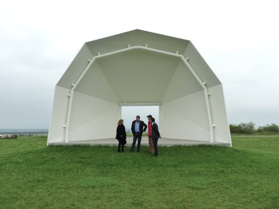 Bauherrenpreis 2014 – Die Juryreise – Die Jury  (Marta Schreieck, Otto Kapfinger, Zvonko Turkali) mit Bürgermeister Franz Stöger vor der Freilichtbühne in Königsbrunn am Wagram von Martin und Werner Feiersinger.