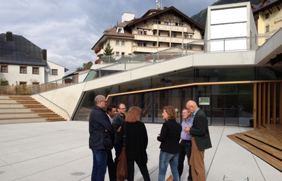 Bauherrenpreis 2014 – Die Juryreise – Vor dem Dorfzentrum Ischgl (parc Architekten)
