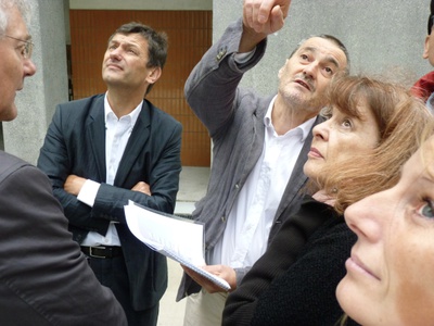 Bauherrenpreis 2014 – Die Juryreise – Architekt Werner Neuwirth (Bildmitte) stellt der Jury den PaN Wohnpark in Wien vor.