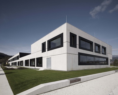Tourismusberufsschule Villach – Bauherrschaft: Landesimmobiliengesellschaft Kärnten GmbH; Architektur: DI Stefan Marte, marte.marte architekten zt gmbh; Freiraum: 3:0 Landschaftsarchitektur