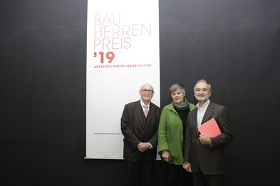 Günter Geyer (Vorstandsvorsitzender des Wiener Städtischen Versicherungsvereins), Maria Auböck (Präsidentin der ZV der ArchitektInnen Österreichs), Adolph Stiller (Kurator) © Wiener Städtische Versicherungsverein / Nadine Bargad