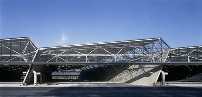 Autobusgarage Leopoldau, Wien: Der moderne Bau zeichnet sich durch Nutzerfreundlichkeit aus. Bauherren: Wiener Linien / DI Günter STEINBAUER, DI Harald BERTHA,  DI Kresimir JUKIC; Architektur: Hemma Fasch & Jakob Fuchs
