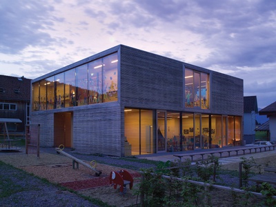 Dorfzentrum Langenegg, Vbg.: Die neue Dorfmitte hat einen verbindenden Charakter. Bauherren: Bgm. Georg MOOSBRUGGER / AltBgm. Peter NUSSBAUMER; Architektur: Fink-Thurnher / Josef Fink, Markus Thurnher