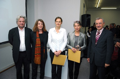 Preisübergabe für die Sanierung des Freihofs Sulz (von links): Rainer Köberl (Jury), zv-Präsidentin Marta Schreieck, Architektin Beate Nadler-Kopf, Bauherrin Lydia Zettler und der Vorarlberger Landeshauptmann Herbert Sausgruber.