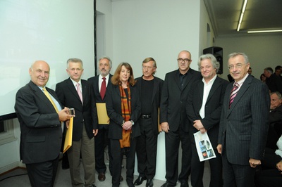 Preisverleihung Alte Diakonie: Rainer Köberl (Jury), zv-Präsidentin Marta Schreieck, LH Herbert Sausgruber, Bauherren Josef Scharinger (Diakoniewerk), Bernhard Kopf-Myslik (Diakoniewerk Myslik/Wohnbau Projekt GmbH), Architekten Halle 1/Lang Sailer.