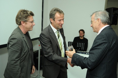 Preisverleihung für das Ortszentrum Langenegg (von links): Architekt Markus Thurnher, Bürgermeister Georg Moosbrugger und der Vorarlberger Landeshauptmann Herbert Sausgruber.