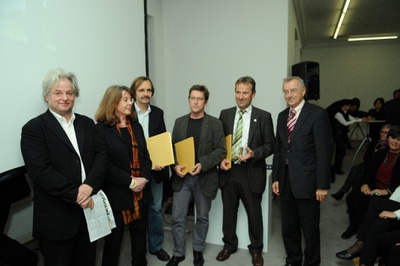 Preisverleihung für das Ortszentrum Langenegg (von links): Rainer Köberl (Jury), zv-Präsidentin Marta Schreieck, die Architekten Josef Fink und Markus Thurnher, Bürgermeister Georg Moosbrugger und der Vorarlberger Landeshauptmann Herbert Sausgruber.