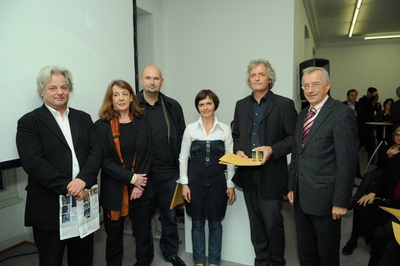 Preisverleihung für das Stampflehmhaus Rauch in Schlins (von links): Rainer Köberl (Jury), zv-Präsidentin Marta Schreieck, Architekt Roger Boltshauser, die Bauherren Marta und Martin Rauch sowie der Vorarlberger Landeshauptmann Herbert Sausgruber.