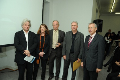 Preisverleihung für den Schülerhort Kaysergarten (von links): Rainer Köberl (Jury), zv-Präsidentin Marta Schreieck, Helmut Rofner (Innsbrucker Immobiliengesellschaft) als Vertreter des Bauherren, Architekt Johannes Wiesflecker, LH Herbert Sausgruber.