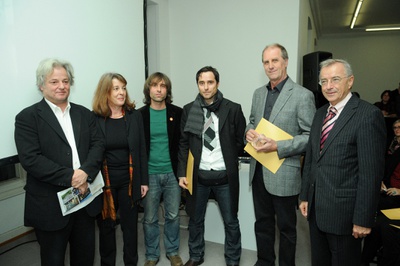 Preisverleihung für die Apartmentanlage S.U.N. in Matrei/Osttirol (von links): Rainer Köberl (Jury), zv-Präsidentin Marta Schreieck, Architekten Gundolf Leitner, Peter Raneburger, Bauherr Friedrich Ganzer, Landeshauptmann Herbert Sausgruber.