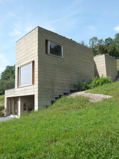 Stampflehmhaus Rauch, Schlins, Vbg.: Das Wohnhaus entstand in Stampflehmbautechnologie. Bauherr: Martin RAUCH; Architektur: Roger Boltshauser