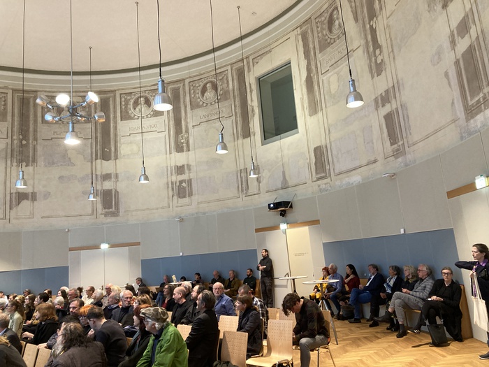 Großes Interesse an der Führung von Arch. Pichelmann zur Sammlungsausstellung