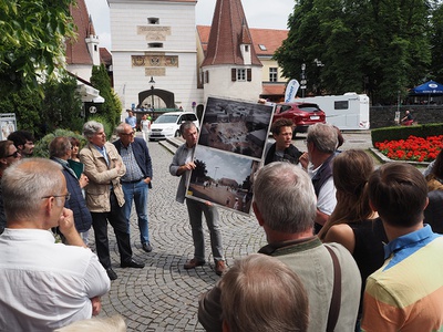 Diskussion am Südtirolerplatz 1