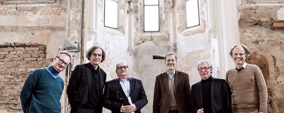 Von links: Christoph Tinzl (Restaurator), Ernst Beneder (Architekt), Franz Sam (Architekt), Hermann Fuchsberger (Landeskonservator), Richard Zeitlhuber (Architekt), Gerold Eßer (Baudenkmalpfleger)