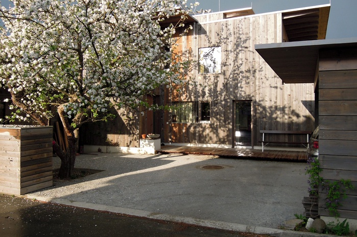 Haus W. Westansicht Vorplatz