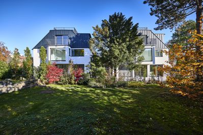 Bauherr:in: Daneshgar Architects Architektur: Daneshgar Architects Freiraumplanung: Firma Gartenbau Gruber Gmbh Tragwerksplanung: Firma Toms Ziviltechniker GmbH