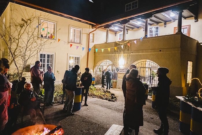 Die Gruppe Wohnstrudel feiert den Einzug gemeinsam mit Unterstützer:innen und Nachbar:innen