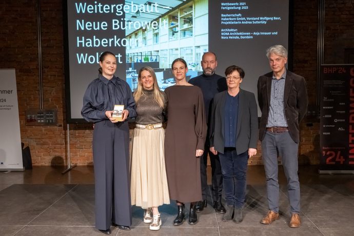 Weitergebaut – Neue Bürowelt Haberkorn, Wolfurt, Vorarlberg  Bauherr:in: Haberkorn GmbH – Vorstand Wolfgang Baur, Projektleiterin Andrea Sutterlüty Architektur: NONA Architektinnen – Anja Innauer und Nora Heinzle