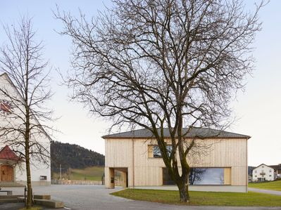 Pfarrhaus Krumbach, Vorarlberg; Bauherr: Gemeinde Krumbach; Architektur: Bernardo Bader Architekten / Bechter Zaffignani Architekten ZT GmbH / Architekten Hermann Kaufmann ZT GmbH (ARGE Partner), Dornbirn; Freiraumplanung: LandRise.Landschaftsplanung, Egg