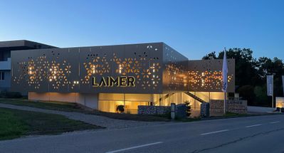 Bauherr:in: Möbel Laimer GmbH Architektur: Architekturbüro Anglberger Tragwerksplanung: DI Christoph Brandstätter